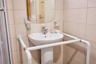 Гостиница Дружба Благовещенск Двухкомнатный, двухместный номер для гостей с ограниченными физическими возможностями-7